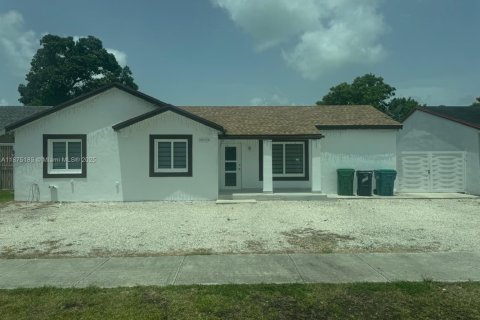 Casa en alquiler en Miami, Florida, 4 dormitorios, 176.51 m2 № 1925217 - foto 1