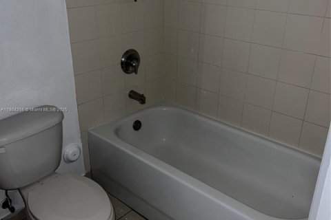 Condo in North Miami, Florida, 2 bedrooms  № 1867131 - photo 20