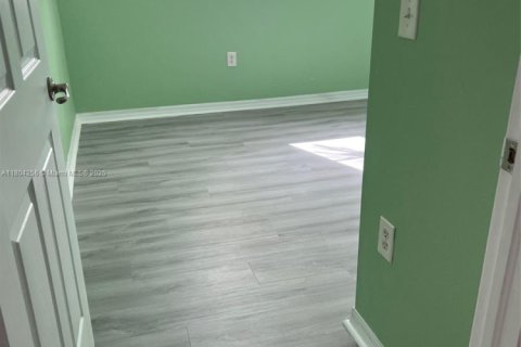 Condo in North Miami, Florida, 2 bedrooms  № 1867131 - photo 12