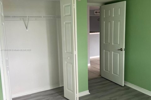 Condo in North Miami, Florida, 2 bedrooms  № 1867131 - photo 13