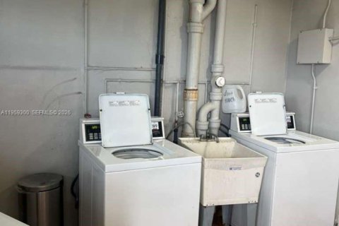 Condominio en alquiler en Miami, Florida, 1 dormitorio, 84.45 m2 № 2019945 - foto 8