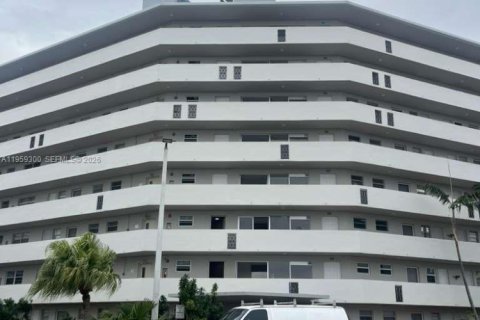 Condominio en alquiler en Miami, Florida, 1 dormitorio, 84.45 m2 № 2019945 - foto 6
