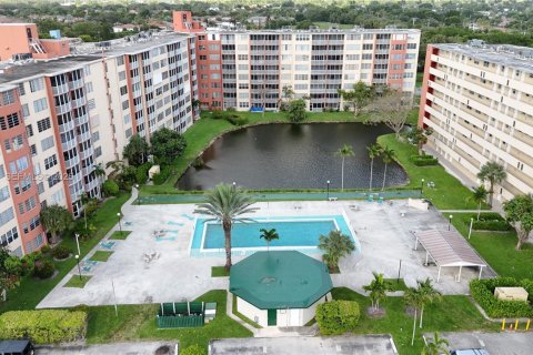 Condominio en alquiler en Miami, Florida, 1 dormitorio, 84.45 m2 № 2019945 - foto 2