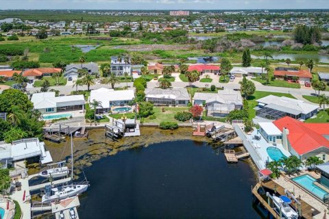 Купить виллу или дом в Нью-Порт-Ричи, Флорида 8 комнат, 125.51м2, № 1876139 - фото 17