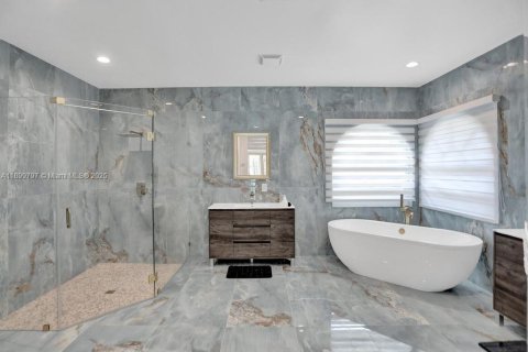 House in Davie, Florida 9 bedrooms, 462.56 sq.m. № 2013057 - photo 6