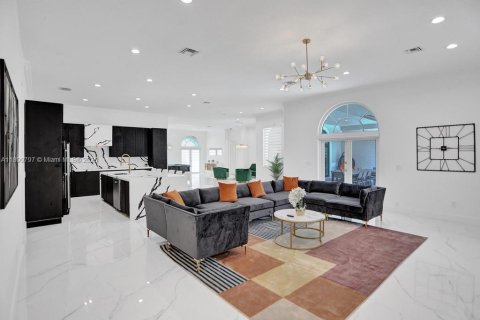 House in Davie, Florida 9 bedrooms, 462.56 sq.m. № 2013057