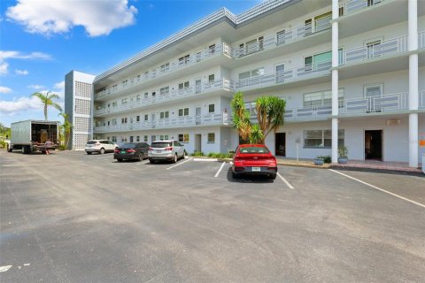 Condo in Gulfport, Florida, 1 bedroom  № 1782234 - photo 1