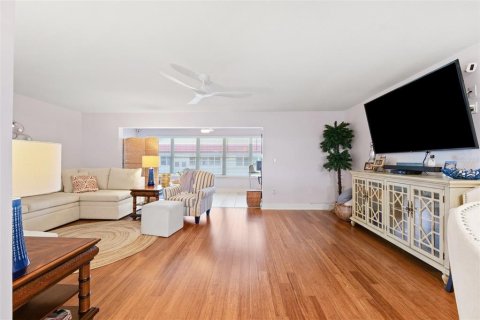 Condo in Gulfport, Florida, 1 bedroom  № 1782234 - photo 11
