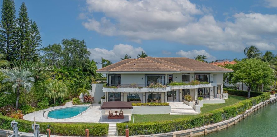 House in Key Biscayne, Florida 8 bedrooms, 850.89 sq.m. № 2339905
