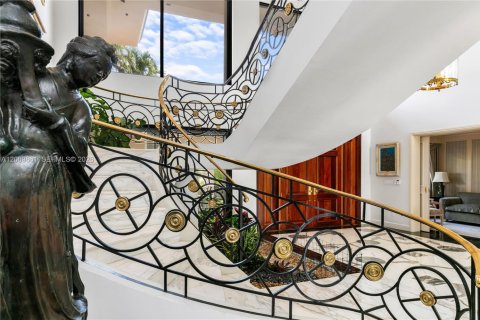 House in Key Biscayne, Florida 8 bedrooms, 850.89 sq.m. № 2339905 - photo 18