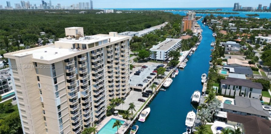 Кондоминиум с 1 спальней в Норт-Майами, Флорида № 2056724