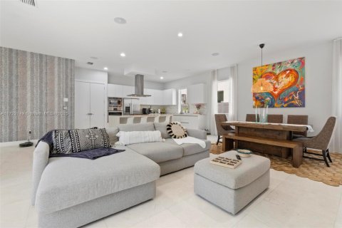 House in Doral, Florida 5 bedrooms, 336.68 sq.m. № 1474120 - photo 18
