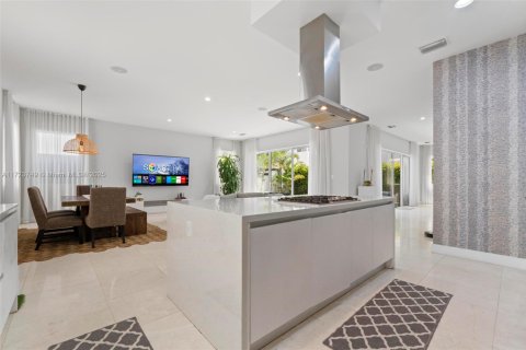 House in Doral, Florida 5 bedrooms, 336.68 sq.m. № 1474120 - photo 22