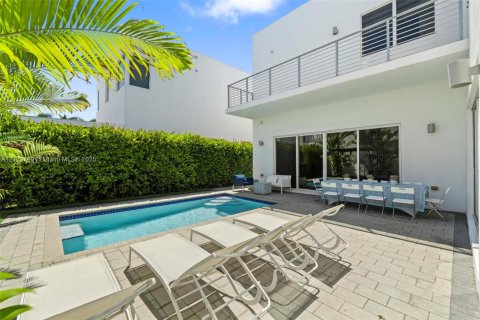 House in Doral, Florida 5 bedrooms, 336.68 sq.m. № 1474120 - photo 9