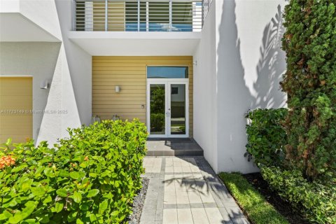 House in Doral, Florida 5 bedrooms, 336.68 sq.m. № 1474120 - photo 5