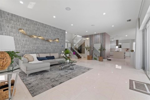 House in Doral, Florida 5 bedrooms, 336.68 sq.m. № 1474120 - photo 15