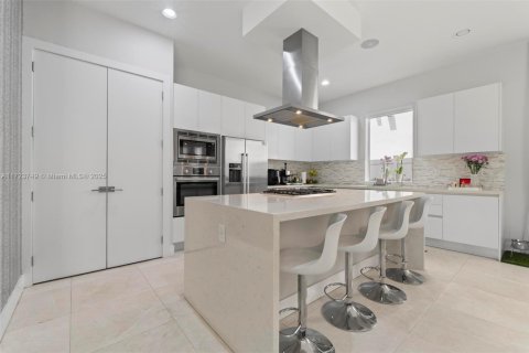 House in Doral, Florida 5 bedrooms, 336.68 sq.m. № 1474120 - photo 20