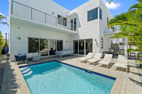 House in Doral, Florida 5 bedrooms, 336.68 sq.m. № 1474120 - photo 6