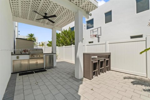 House in Doral, Florida 5 bedrooms, 336.68 sq.m. № 1474120 - photo 29