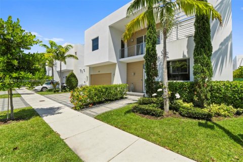 House in Doral, Florida 5 bedrooms, 336.68 sq.m. № 1474120 - photo 4