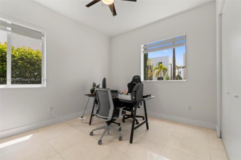 House in Doral, Florida 5 bedrooms, 336.68 sq.m. № 1474120 - photo 26