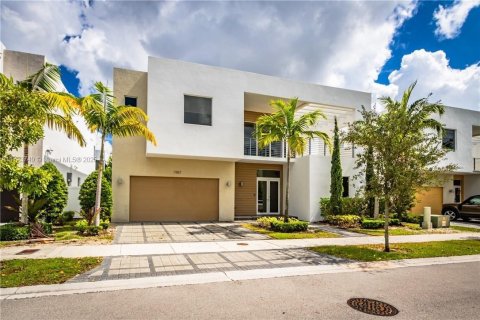 House in Doral, Florida 5 bedrooms, 336.68 sq.m. № 1474120 - photo 1