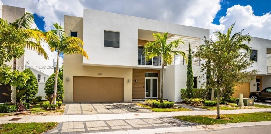 House in Doral, Florida 5 bedrooms, 336.68 sq.m. № 1474120