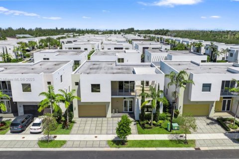 House in Doral, Florida 5 bedrooms, 336.68 sq.m. № 1474120 - photo 3