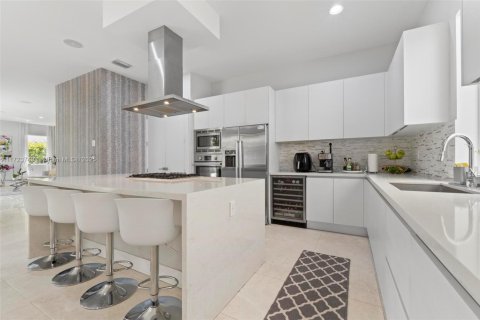 House in Doral, Florida 5 bedrooms, 336.68 sq.m. № 1474120 - photo 21