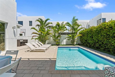 House in Doral, Florida 5 bedrooms, 336.68 sq.m. № 1474120 - photo 7