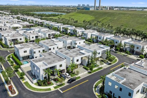House in Doral, Florida 5 bedrooms, 336.68 sq.m. № 1474120 - photo 10