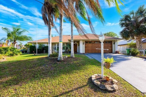 House in Deltona, Florida 3 bedrooms, 154.5 sq.m. № 1631168 - photo 1