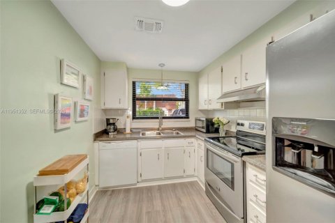 Townhouse in Hollywood, Florida 2 bedrooms, 118.73 sq.m. № 2007286 - photo 8