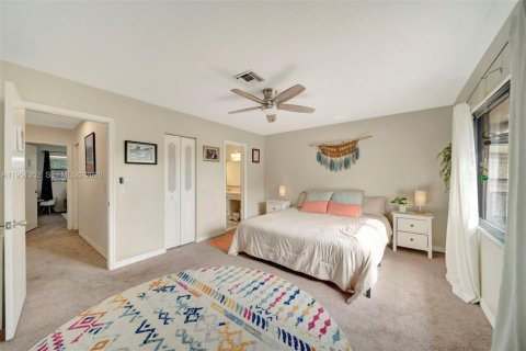 Townhouse in Hollywood, Florida 2 bedrooms, 118.73 sq.m. № 2007286 - photo 27