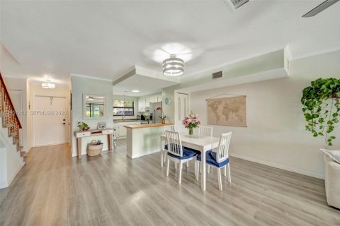 Townhouse in Hollywood, Florida 2 bedrooms, 118.73 sq.m. № 2007286 - photo 13