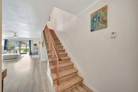 Townhouse in Hollywood, Florida 2 bedrooms, 118.73 sq.m. № 2007286 - photo 2