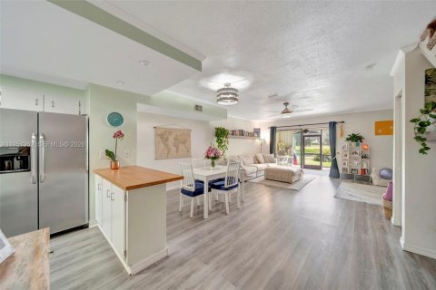 Townhouse in Hollywood, Florida 2 bedrooms, 118.73 sq.m. № 2007286 - photo 5