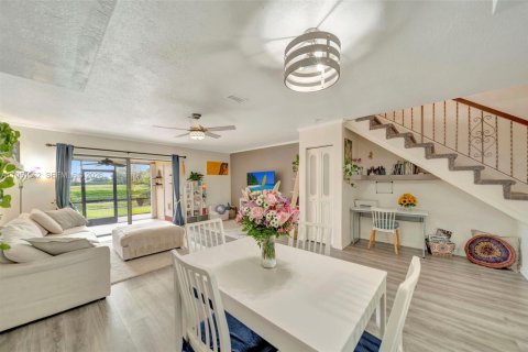 Townhouse in Hollywood, Florida 2 bedrooms, 118.73 sq.m. № 2007286 - photo 14