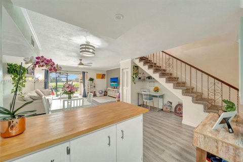 Townhouse in Hollywood, Florida 2 bedrooms, 118.73 sq.m. № 2007286 - photo 11