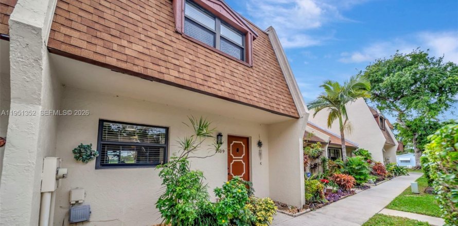 Townhouse in Hollywood, Florida 2 bedrooms, 118.73 sq.m. № 2007286