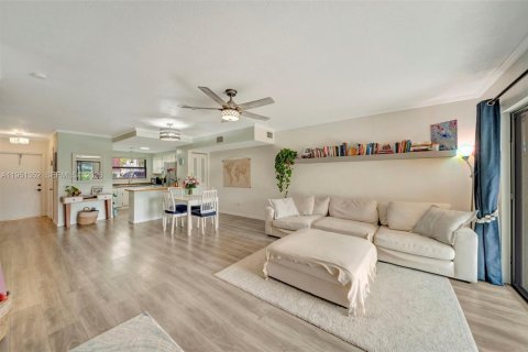 Townhouse in Hollywood, Florida 2 bedrooms, 118.73 sq.m. № 2007286 - photo 18