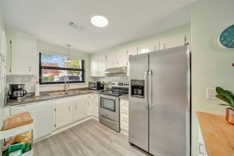 Townhouse in Hollywood, Florida 2 bedrooms, 118.73 sq.m. № 2007286 - photo 7