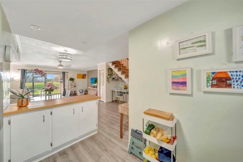 Townhouse in Hollywood, Florida 2 bedrooms, 118.73 sq.m. № 2007286 - photo 10