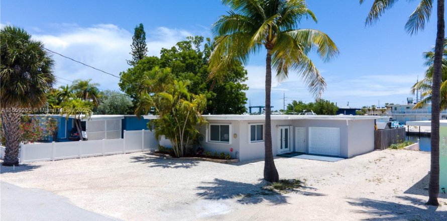House in Tavernier, Florida 3 bedrooms, 126.35 sq.m. № 1892226