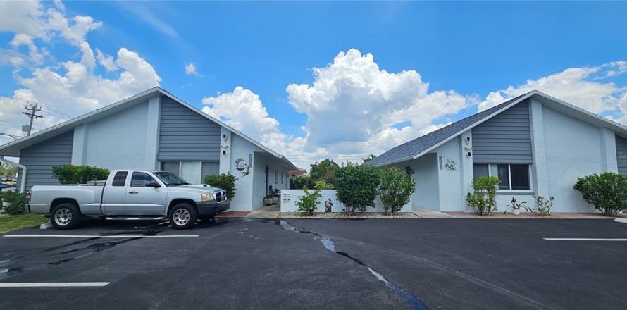 Apartment in Cape Coral, Florida 2 bedrooms, 93.65 sq.m. № 2205410