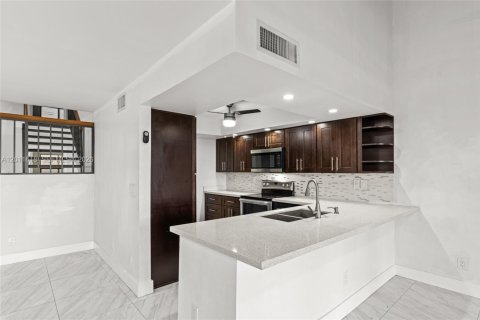 Touwnhouse à louer à Pembroke Pines, Floride: 3 chambres, 156.63 m2 № 2075302 - photo 12