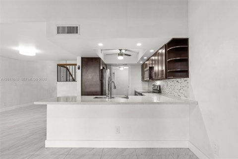 Touwnhouse à louer à Pembroke Pines, Floride: 3 chambres, 156.63 m2 № 2075302 - photo 13