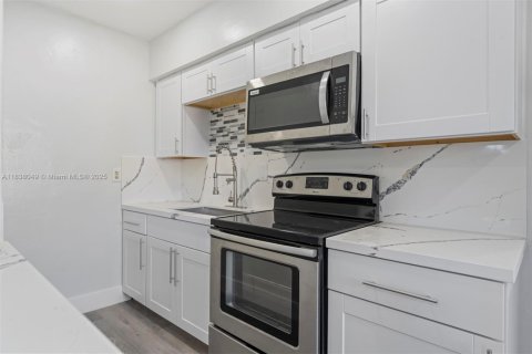 House in Miami Gardens, Florida 3 bedrooms, 80.27 sq.m. № 1830550 - photo 18