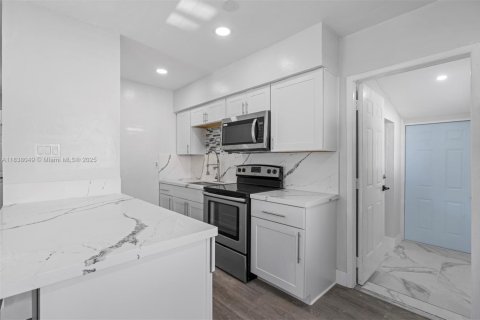 House in Miami Gardens, Florida 3 bedrooms, 80.27 sq.m. № 1830550 - photo 16