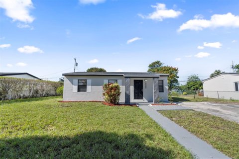 House in Miami Gardens, Florida 3 bedrooms, 80.27 sq.m. № 1830550 - photo 6